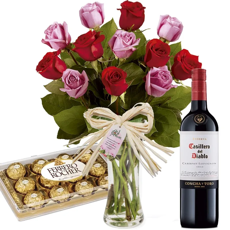 Buquê dos Namorados de rosas coloridas no vaso com Vinho e Chocolates